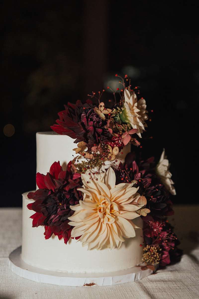red flowers on wedding cake