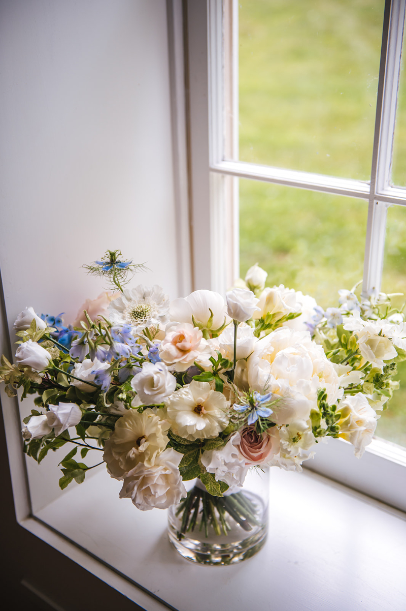 classic spring wedding bouquet
