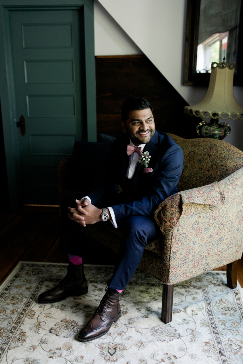 groom in Navy suit