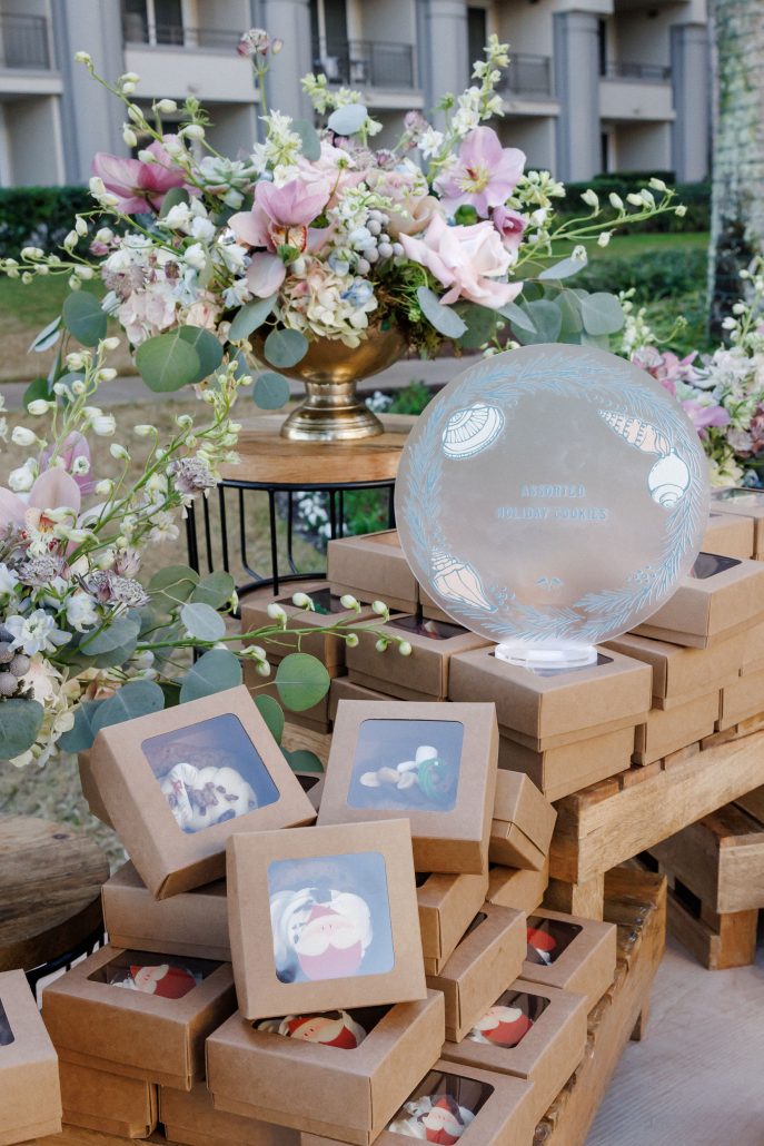 signs and gifts at the summit