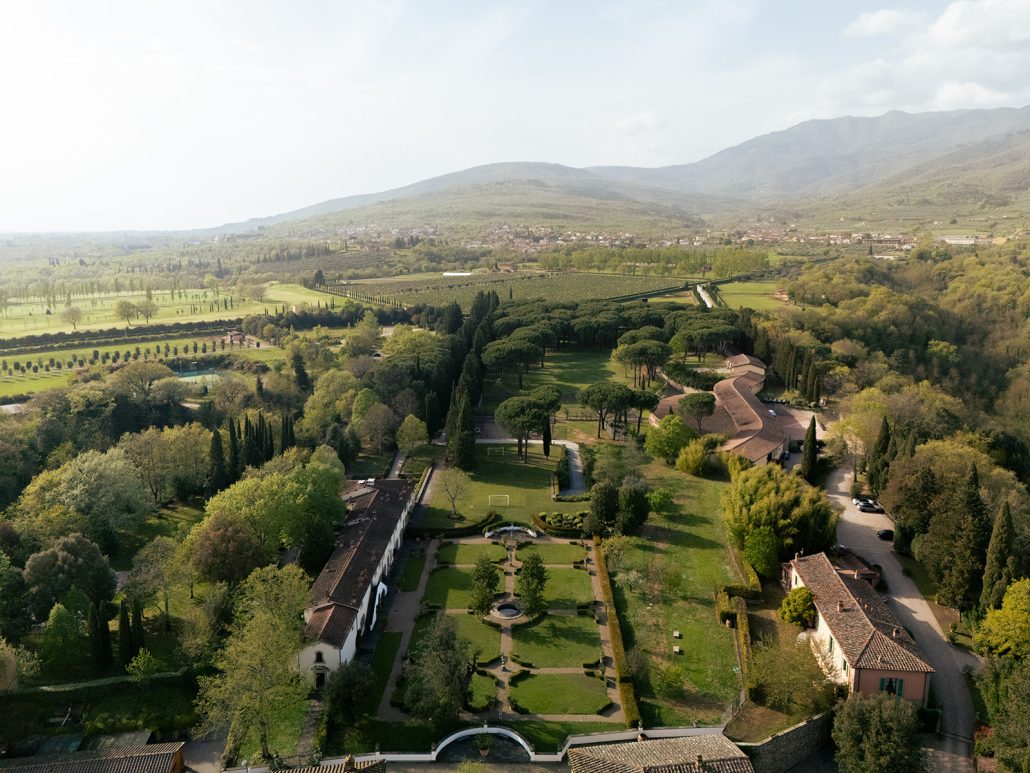 Panoramic view of Il Borro’s landscaped gardens, vineyards, and countryside, perfect for destination weddings in Tuscany.