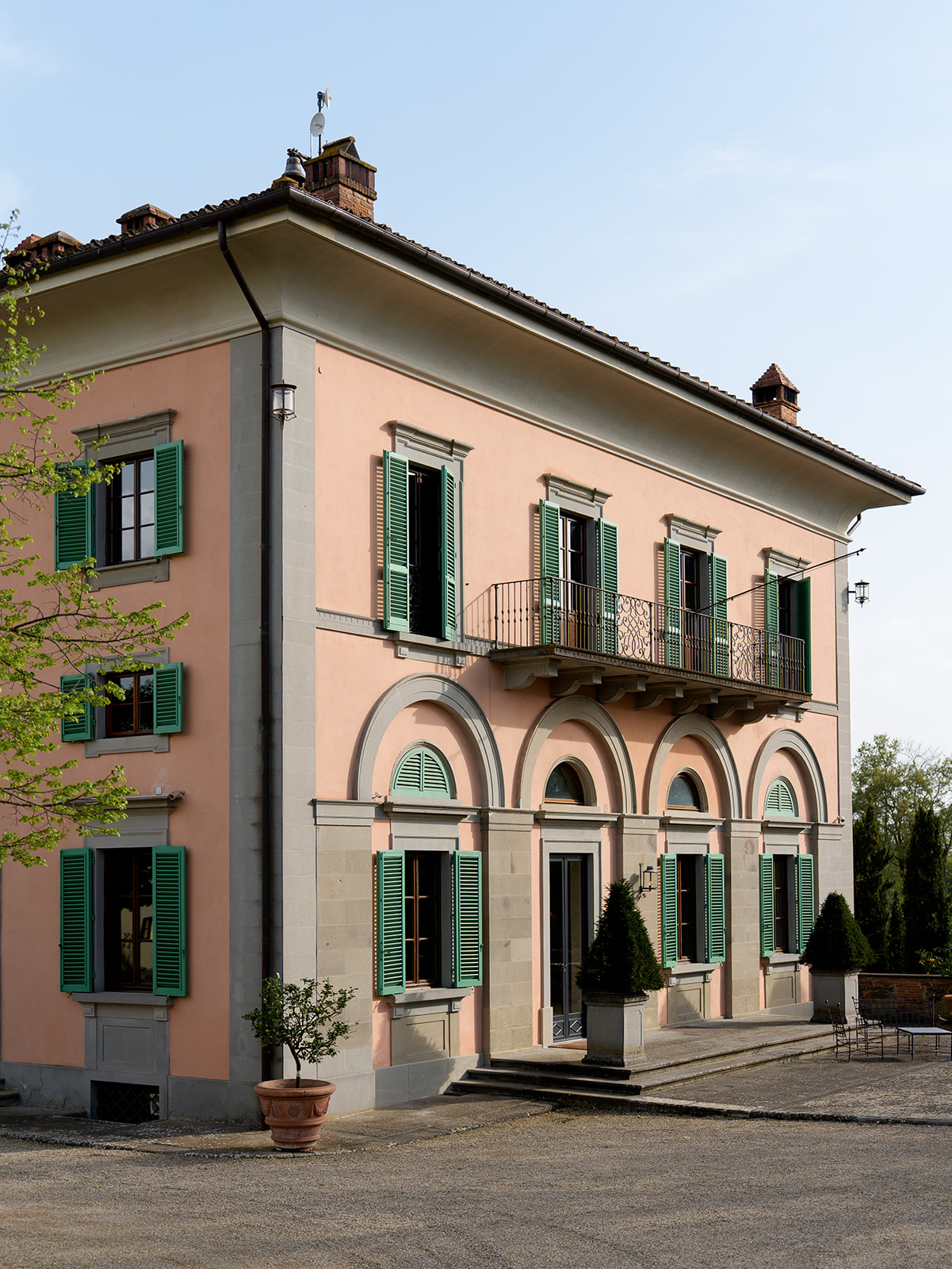 Elegant peach villa with green shutters at Il Borro, blending history and style for weddings in Tuscany.