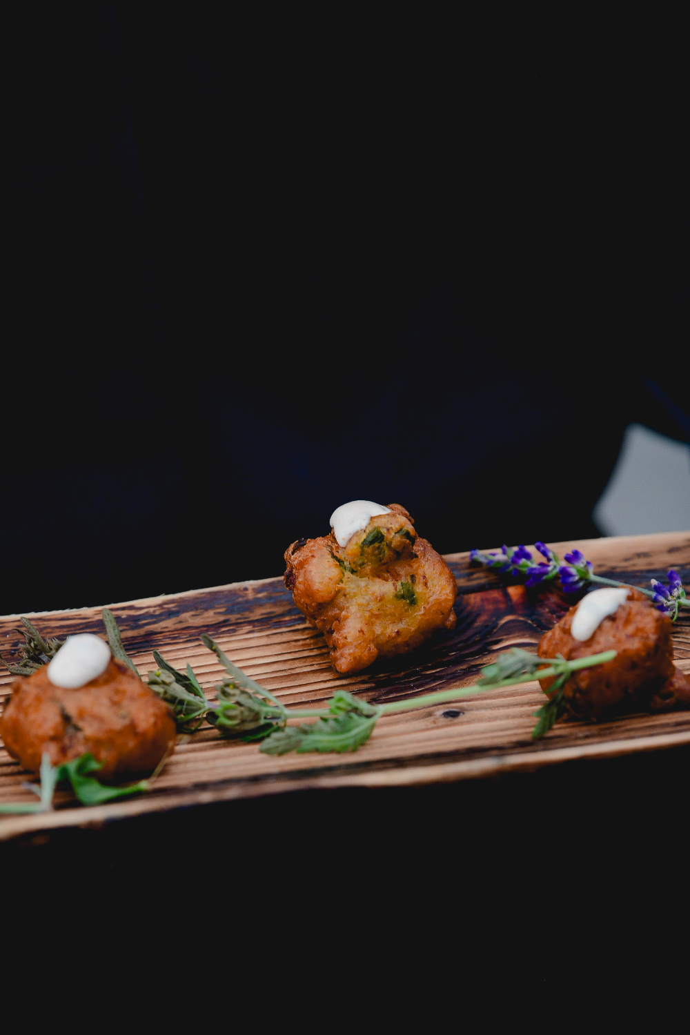 A tray of fried hors d’oeuvres topped with a dollop of sauce is served at a Buttermilk Falls Inn wedding.