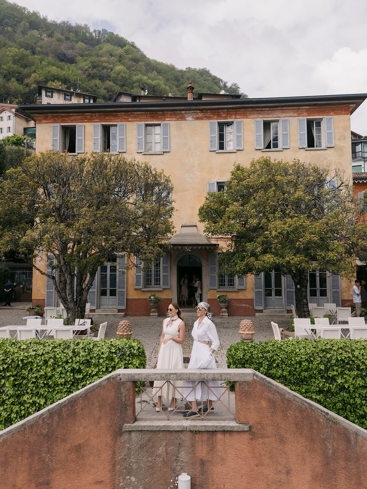 Charming lakeside villa courtyard showcasing the timeless architecture and atmosphere of Lake Como.